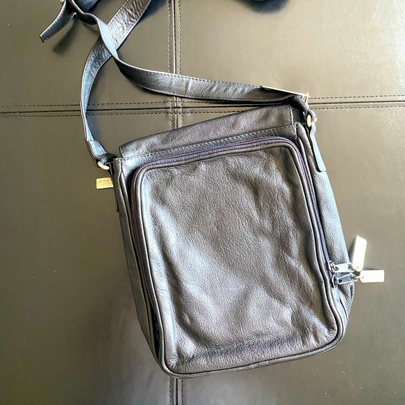 Kenneth Cole New York Bag - Picture 2 of 2